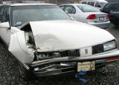 1989 Oldsmobile Delta 88 z USA, uszkodzony, nr VIN 1G3HY54C3KW383090